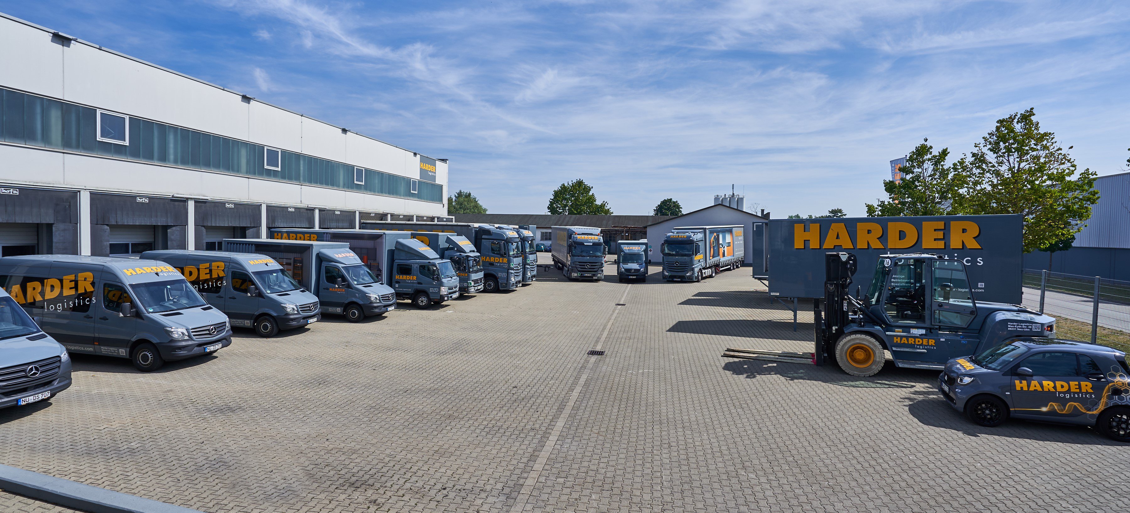 Fuhrpark von HARDER Logistics mit verschiedenen Spezialfahrzeugen auf dem Betriebsgelände in Neu-Ulm